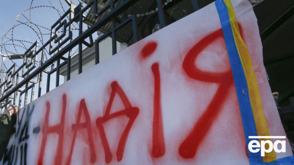 В Киеве пикетировали посольство РФ с требованием освободить Савченко