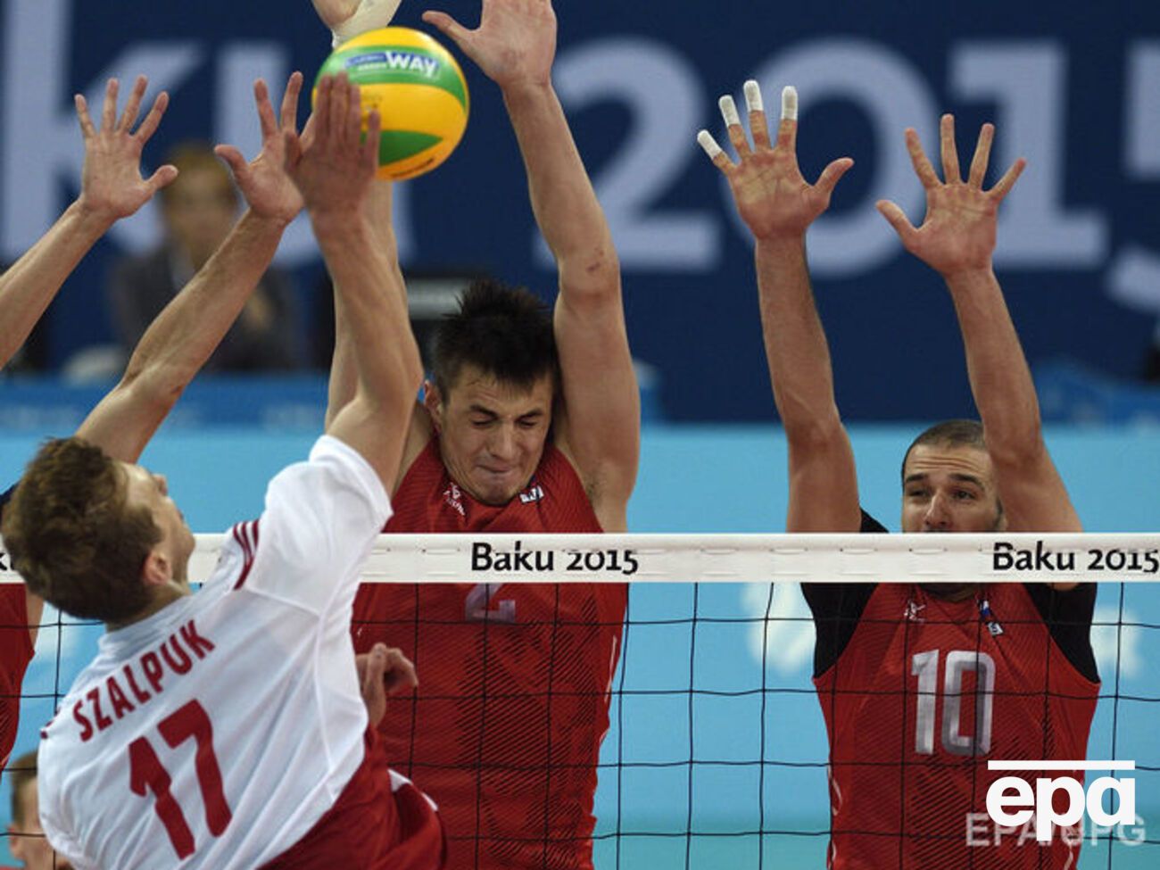 Дело Маркина (справа) рассмотрят в апреле