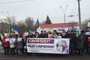 Возле посольства РФ в Киеве проходит акция в поддержку Савченко. Фоторепортаж