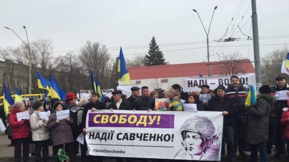 Возле посольства РФ в Киеве проходит акция в поддержку Савченко. Фоторепортаж
