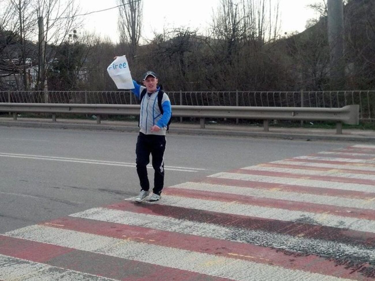 В Симферополе активисты провели серию одиночных пикетов #FreeSavchenko