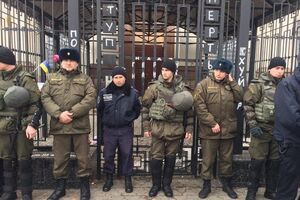 Украинские силовики возле посольства РФ в Киеве