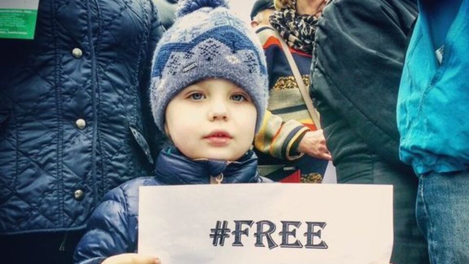 По всей Украине проходят акции в поддержку Савченко. Фоторепортаж