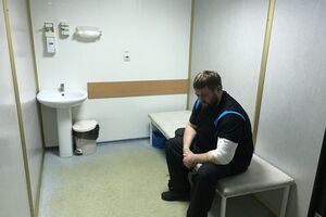 У депутата ушибы плеча, бедра и рваная рана локтевого сустава