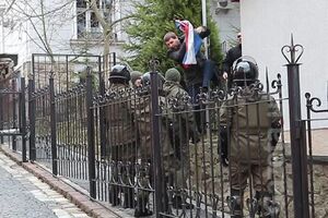 Парасюк: Недопустимо, чтобы флаг страны-агрессора развевался на территории Украины