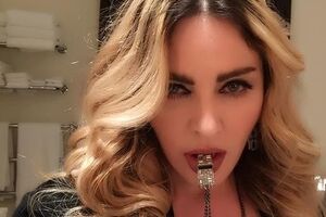 Мадонна примерила клоунскую обувь