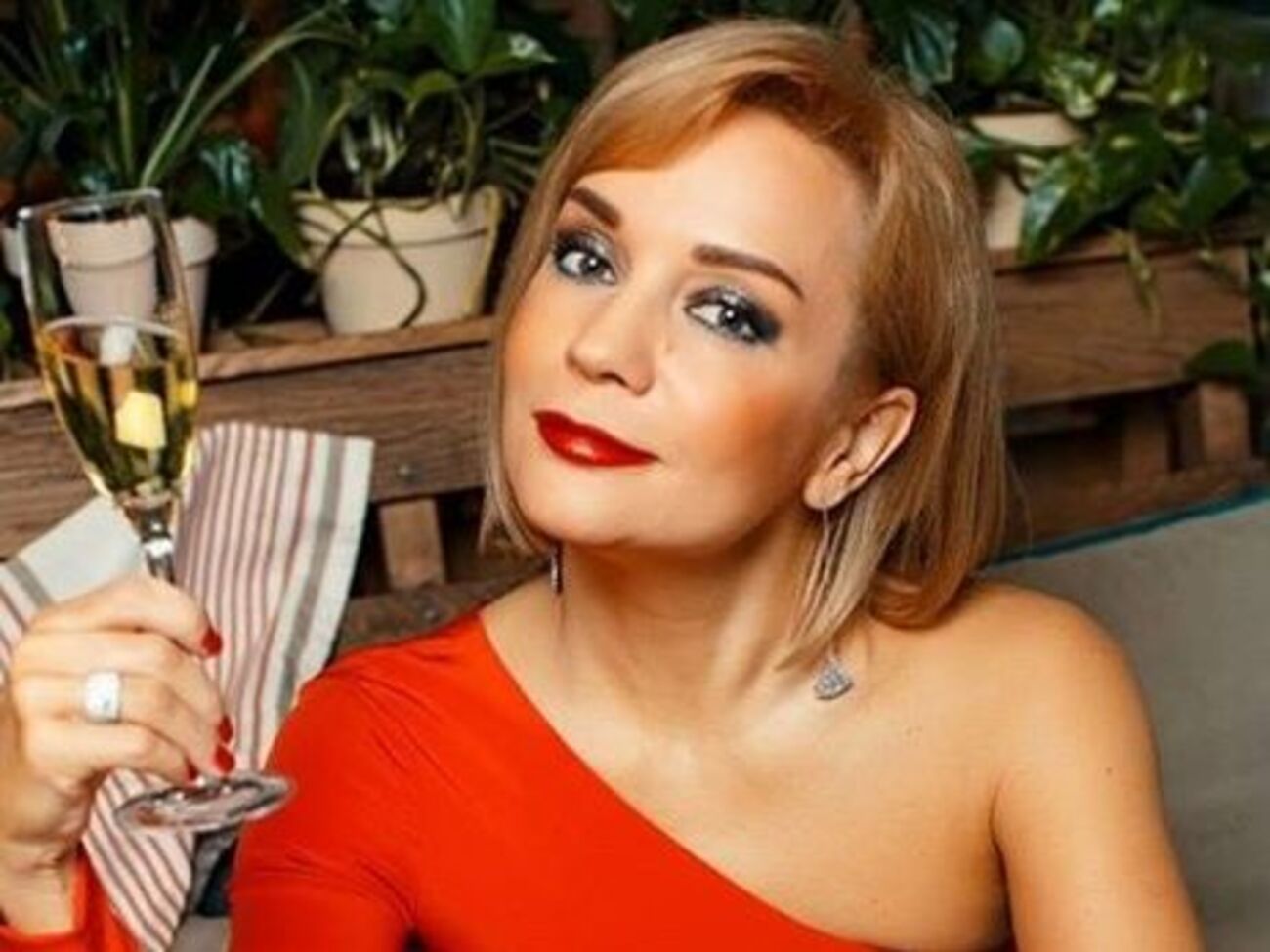 Буланова впервые изменила привычному стилю