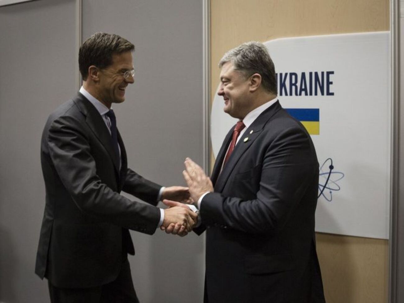 Порошенко и Рютте обсудили шаги накануне референдума в Нидерландах