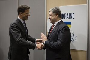 Порошенко и Рютте обсудили шаги накануне референдума в Нидерландах