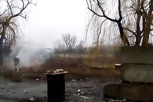 Украинские военные отбивают атаку боевиков