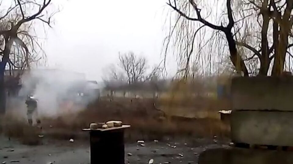 Украинские военные отбивают атаку боевиков