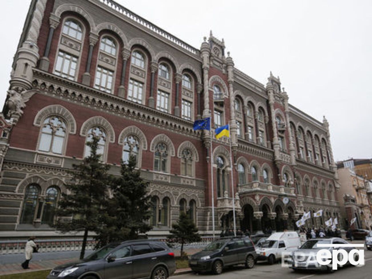 Нацбанк подает в суд на нардепа Павла Костенко