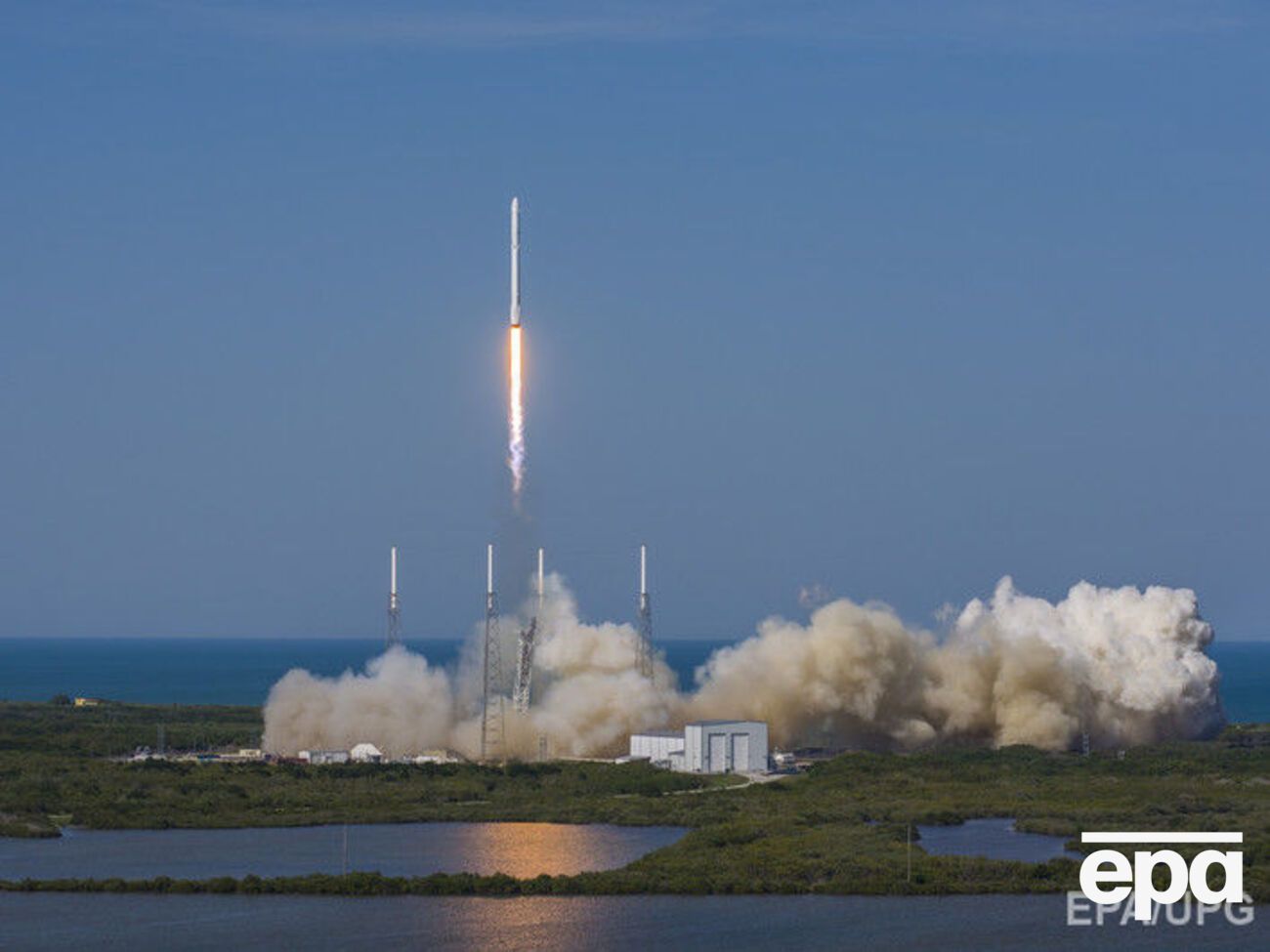 SpaceX впервые успешно посадила нижнюю ступень Falcon 9 на морскую платформу