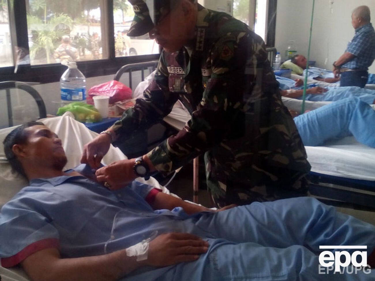 Командующий вооруженными силами Филиппин Эрнандо Ириберри наградил солдат, раненных на Басилане