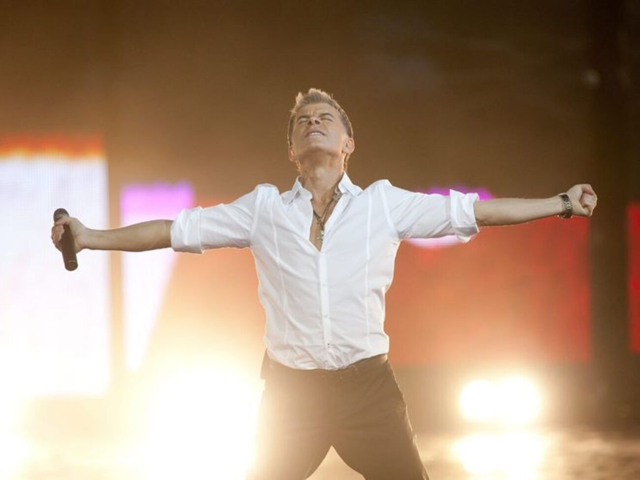 Кузьменко:&nbsp;Сколько раз, слушая в уюте домашней стереосистемы "Есаула" или незабвенную "Путану", я находил в этой музыке россыпи тончайших идей, которыми пользовались предшественники Газманова, от Моцарта и Корелли до Стравинского с Бернстайном