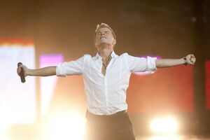 Кузьменко: Сколько раз, слушая в уюте домашней стереосистемы "Есаула" или незабвенную "Путану", я находил в этой музыке россыпи тончайших идей, которыми пользовались предшественники Газманова, от Моцарта и Корелли до Стравинского с Бернстайном