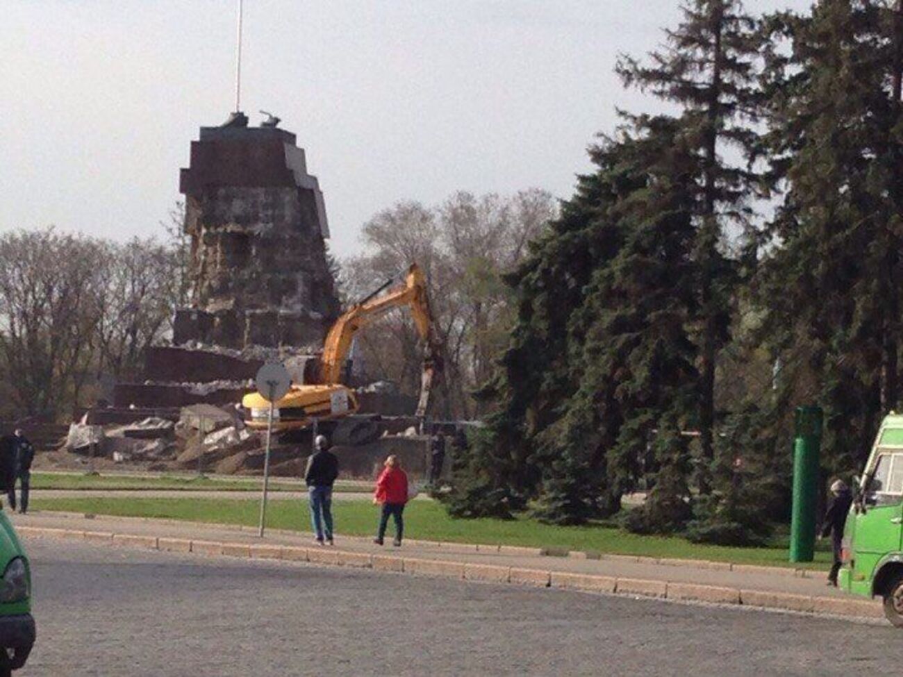 В Харькове сносят постамент некогда самого большого монумента Ленину