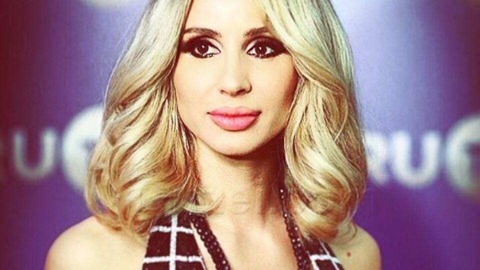 Loboda: Моя любимая малышка, тебе сегодня пять и ты такая взрослая... Жизнь идет, и я каждый день говорю "спасибо" за тебя... Ночью целовала твои ручки и просила небо помогать тебе и оберегать тебя...