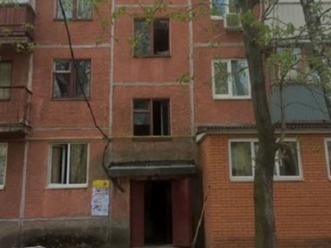 В подъезде вылетели окна