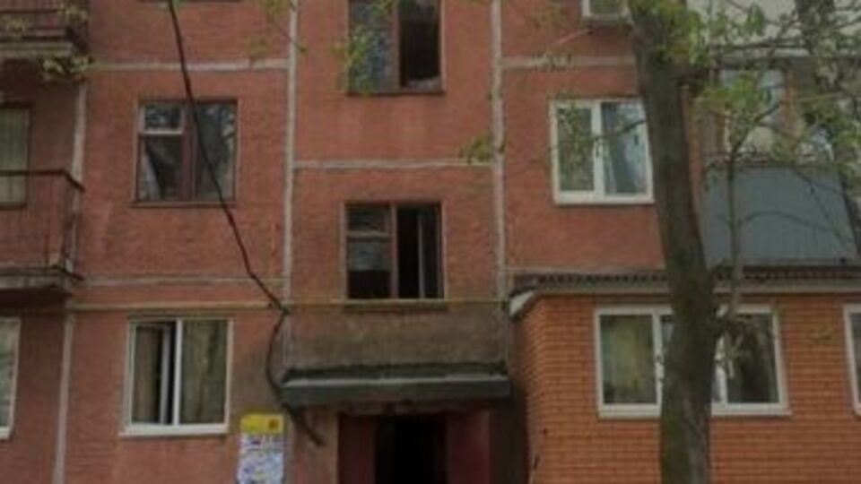 В подъезде вылетели окна