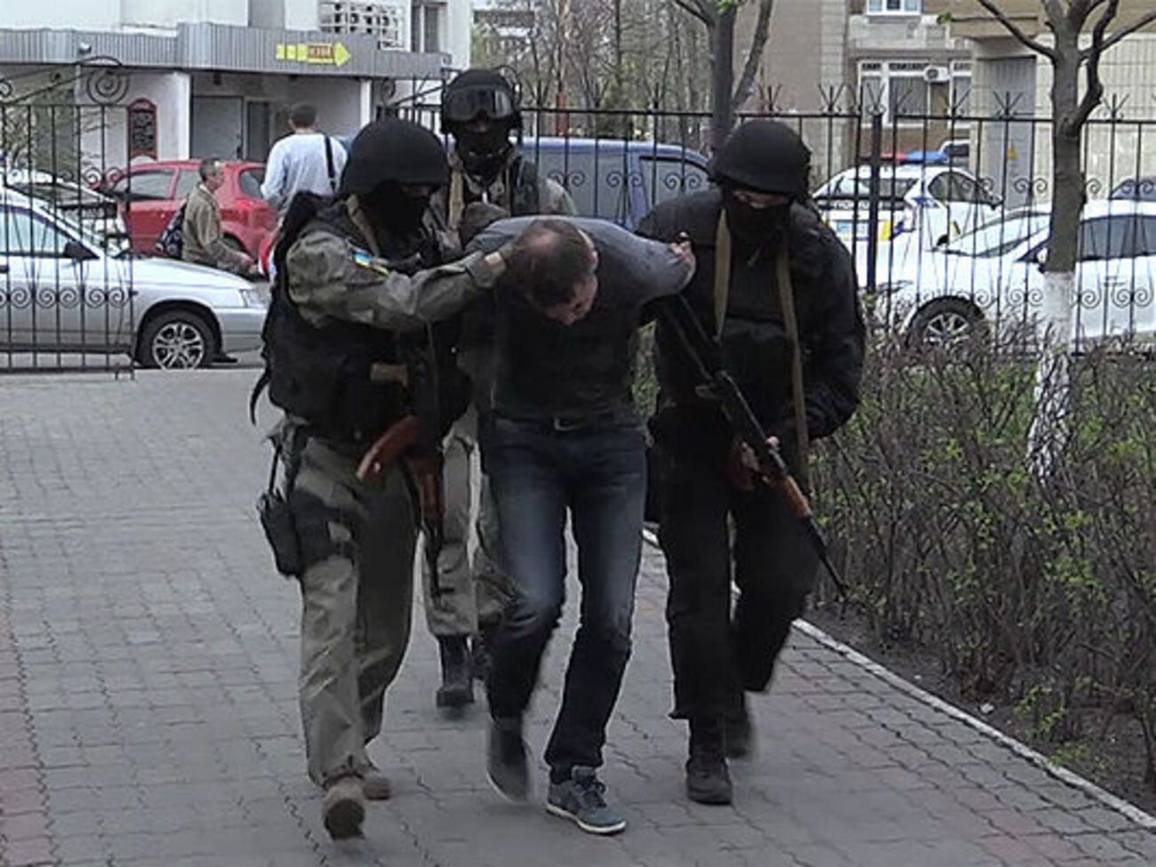 Мужчина жил в Украине по поддельному паспорту, "изменил внешность и даже рисунок отпечатков подушечек пальцев"