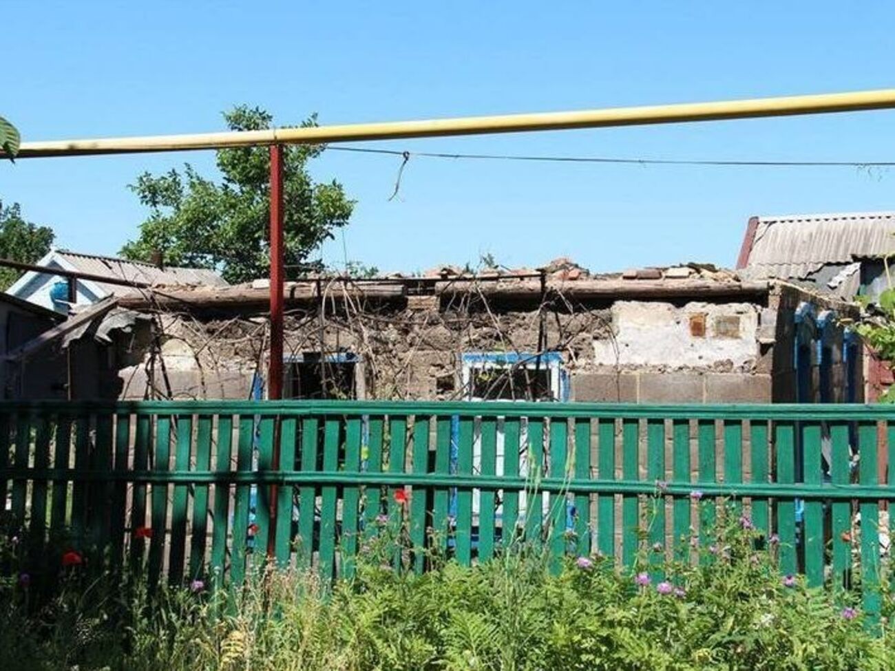 Мужчина работал у себя в огороде в Марьинке