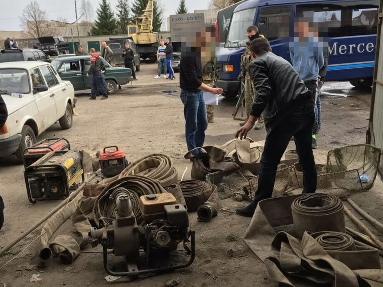 У подозреваемых изъяли 300 тыс. грн, янтарь, пожарные рукава и мобильные телефоны
