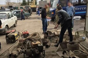 У подозреваемых изъяли 300 тыс. грн, янтарь, пожарные рукава и мобильные телефоны