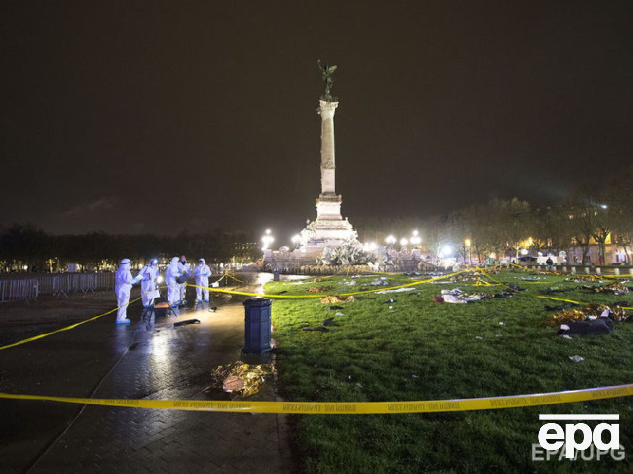 Сотрудники полиции, военные и спасатели проводят учения, имитируя нападение террористов на Евро-2016 по футболу на площади Победы в Бордо