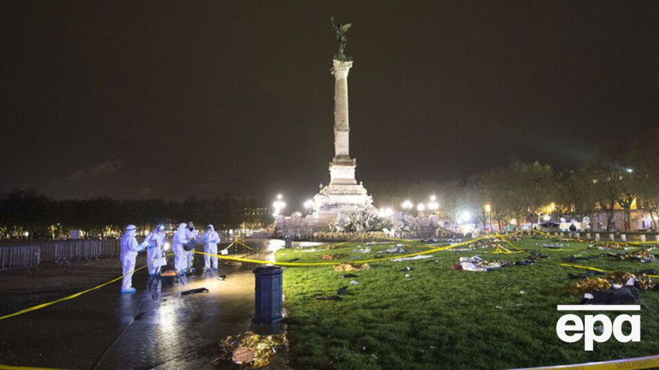 Сотрудники полиции, военные и спасатели проводят учения, имитируя нападение террористов на Евро-2016 по футболу на площади Победы в Бордо