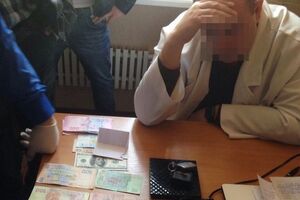 За госпитализацию пациента и предоставление ему группы инвалидности врач требовал 11,5 тысячи гривен
