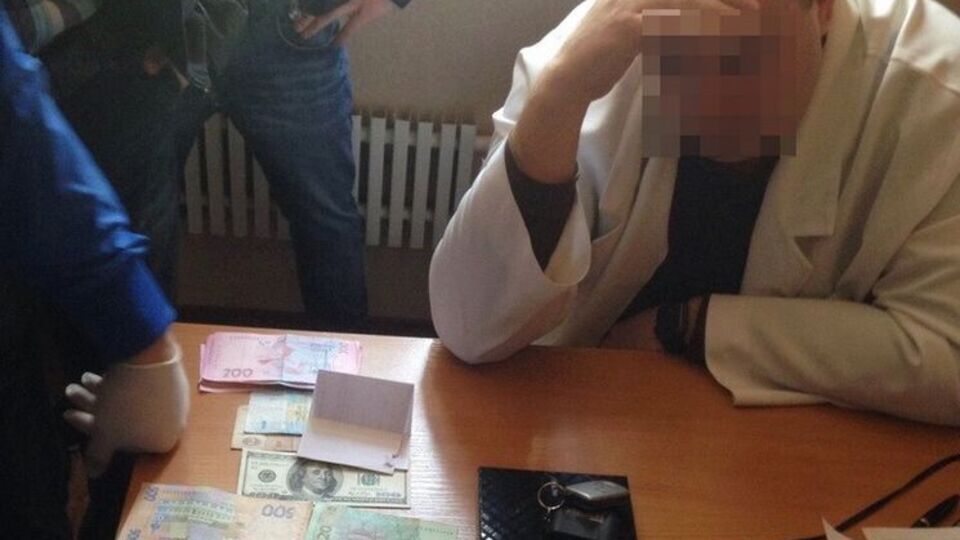За госпитализацию пациента и предоставление ему группы инвалидности врач требовал 11,5 тысячи гривен