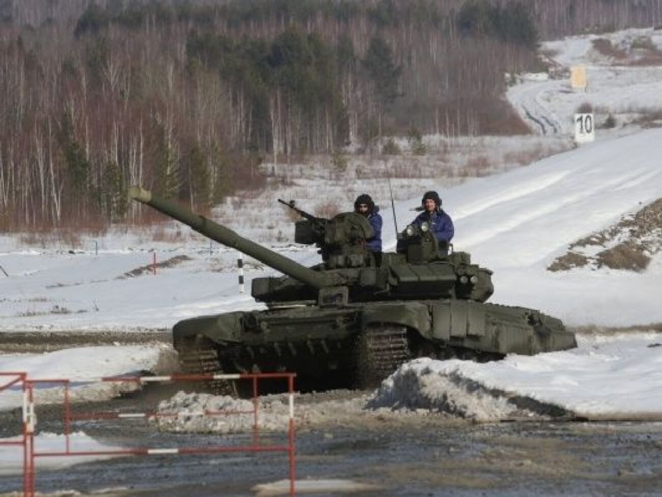 Туристам демонстрируют танк Т-90 в действии