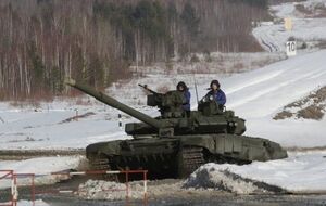 Туристам демонстрируют танк Т-90 в действии