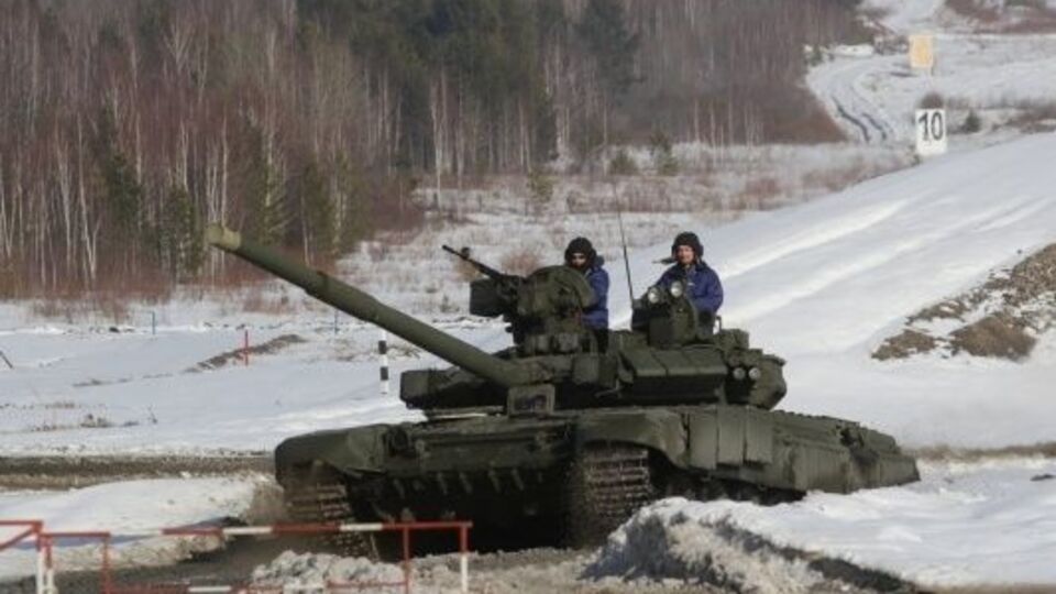 Туристам демонстрируют танк Т-90 в действии