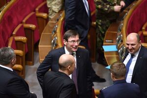 Луценко (в центре) сможет возглавить Генпрокуратуру, если Рада примет законопроект Кубива