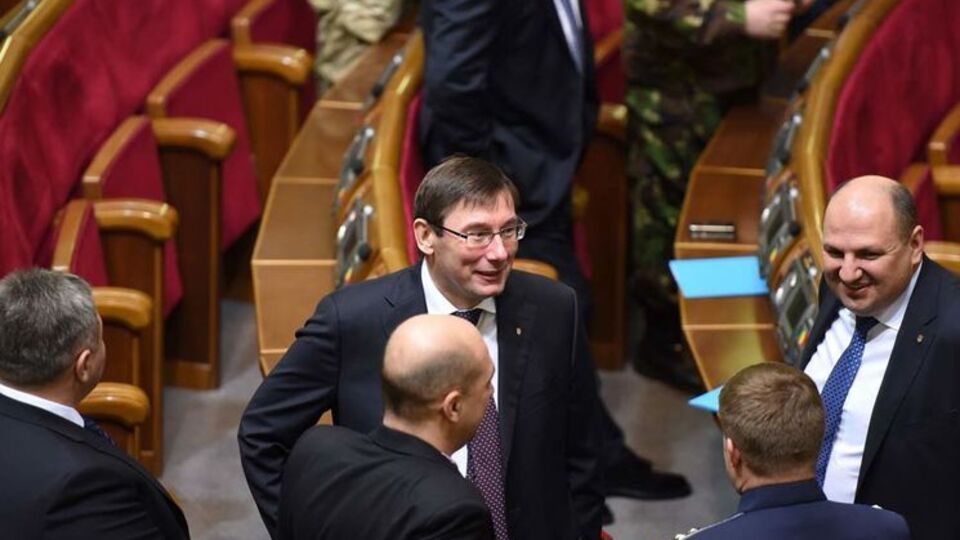 Луценко (в центре) сможет возглавить Генпрокуратуру, если Рада примет законопроект Кубива
