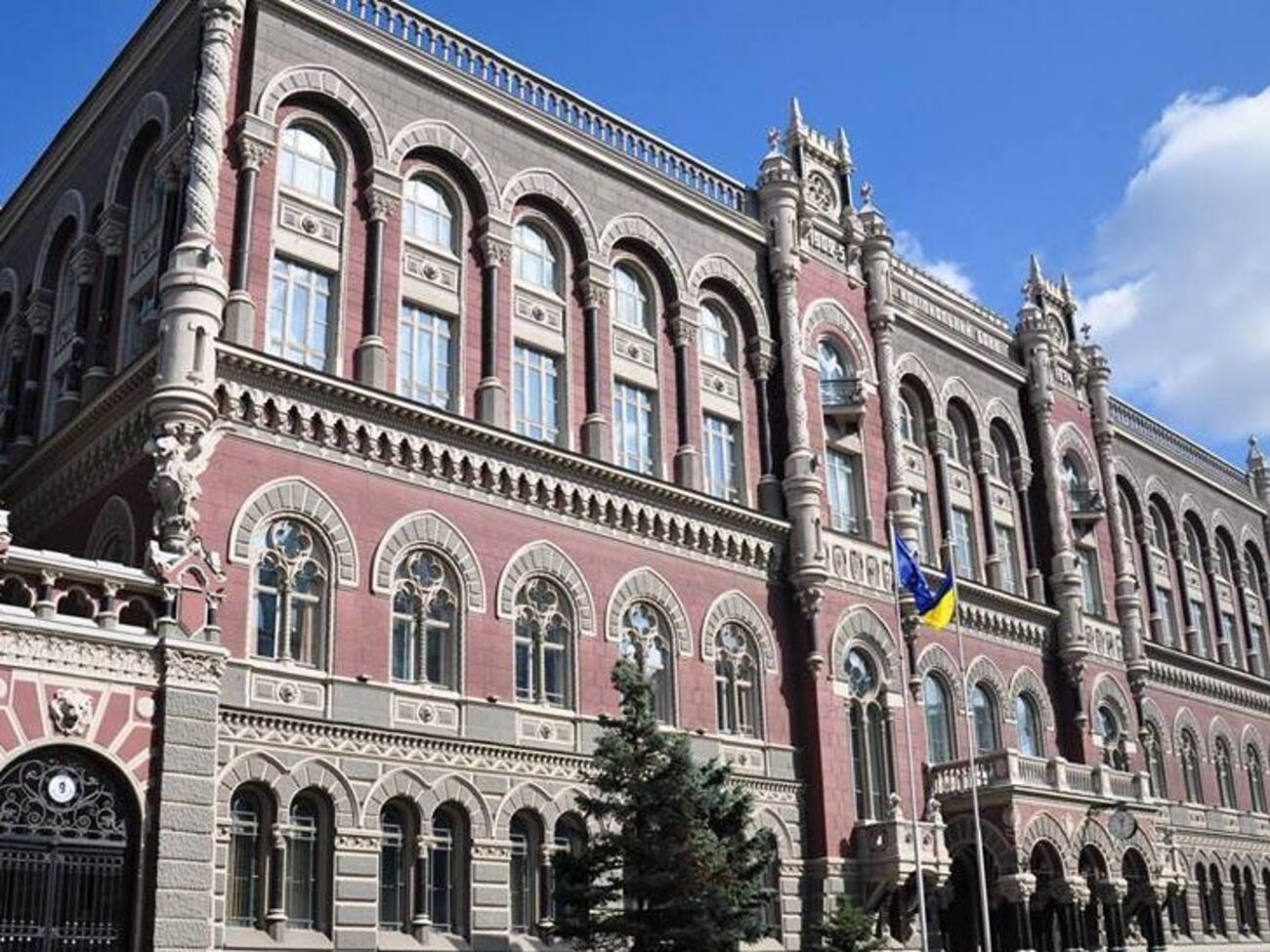 НБУ&nbsp;продавал облигации внутреннего государственного займа&nbsp;на двух фондовых биржах, и к торгам имели доступ все члены этих бирж