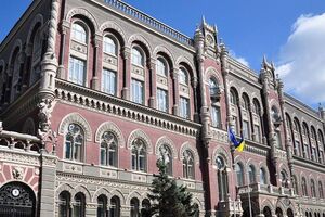 НБУ продавал облигации внутреннего государственного займа на двух фондовых биржах, и к торгам имели доступ все члены этих бирж