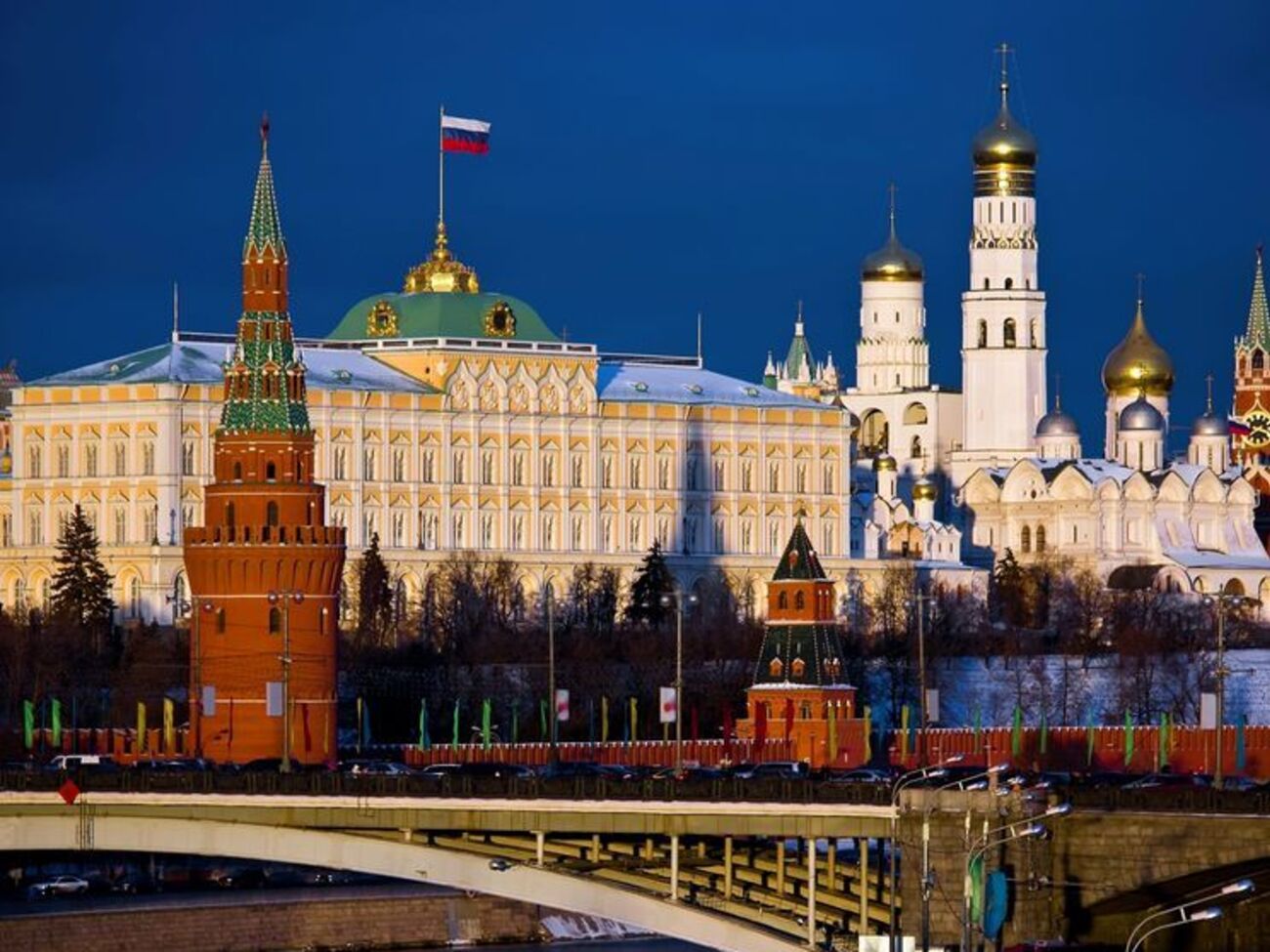 Перенос столицы России в другой город возможен после изменения конституции страны, одобренного законодательными собраниями не менее двух третей регионов России