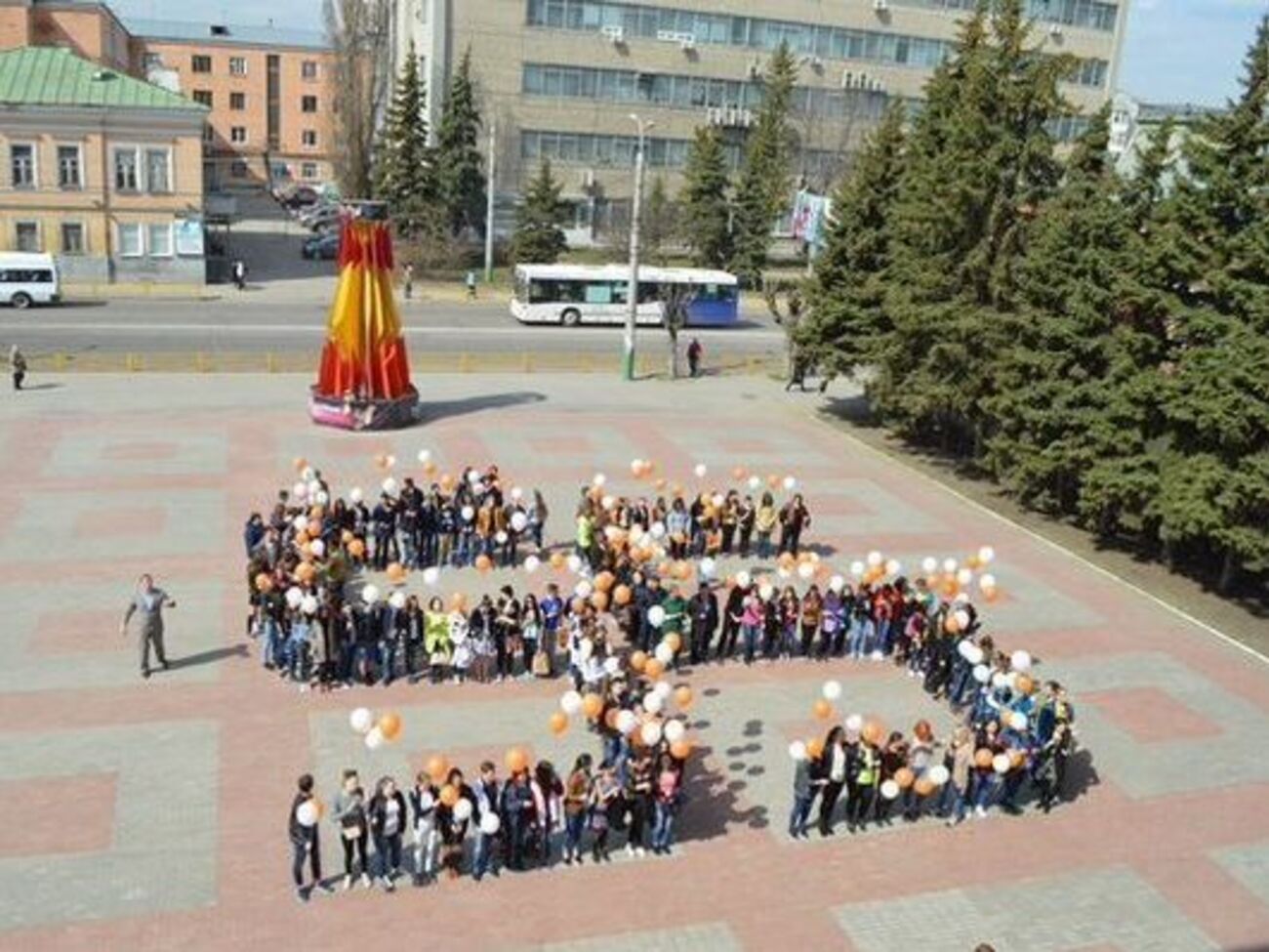 Пользователям сети "живая цифра" больше напоминала свастику