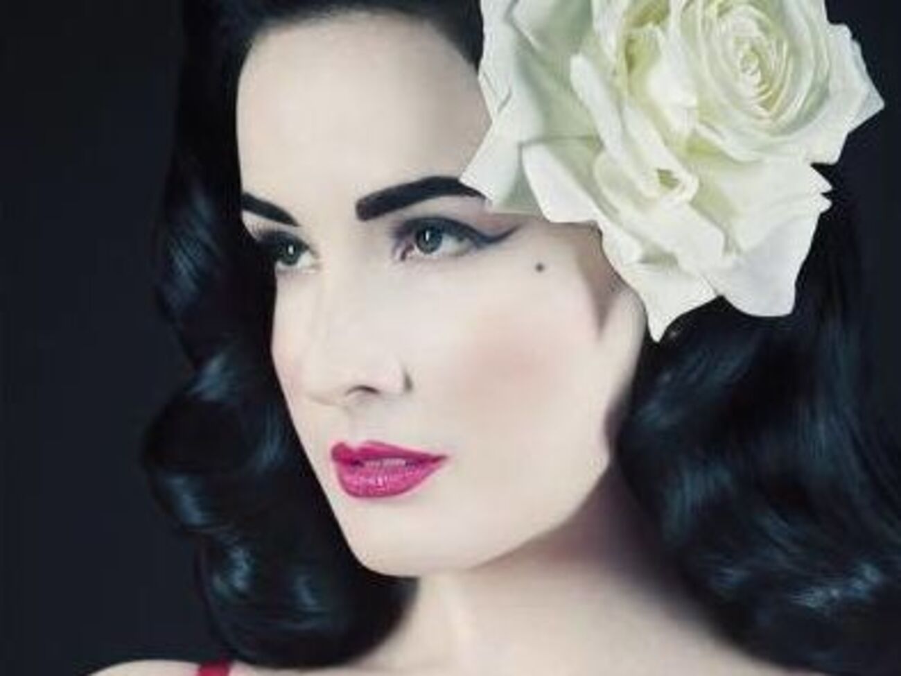 Дита фон Тиз представила собственную чулочную линию