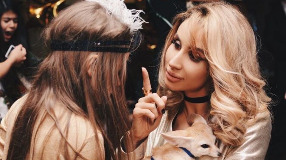 Loboda и ее дочь, как и другие гости, выбрали наряды в ретро-стиле, соответствующие тематике "Большого Гэтсби"