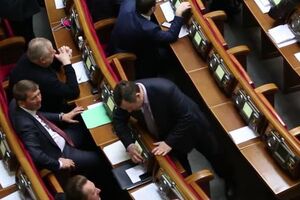 Шипко голосует сразу в двух рядах