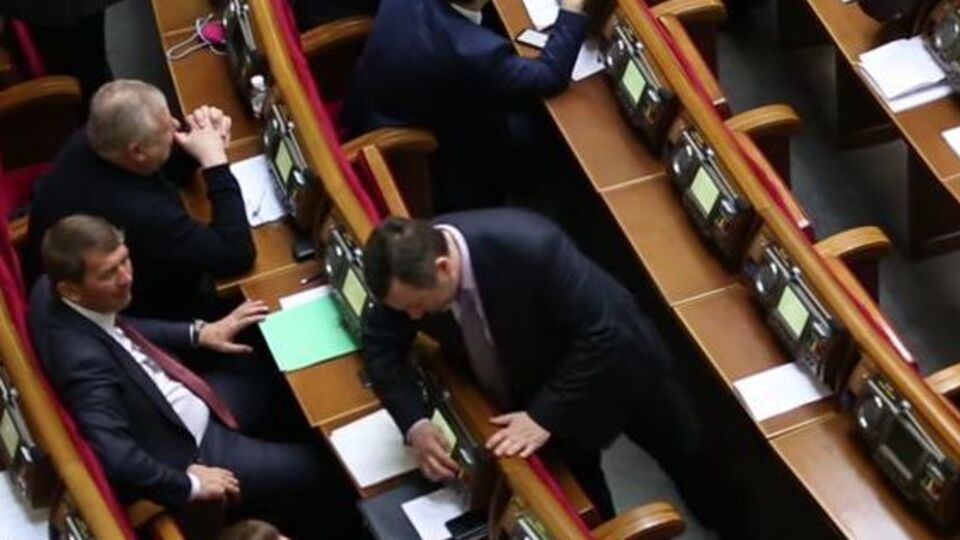 Шипко голосует сразу в двух рядах