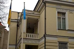 Возле посольства Украины в Литве подняли украинский и крымскотатарский флаги