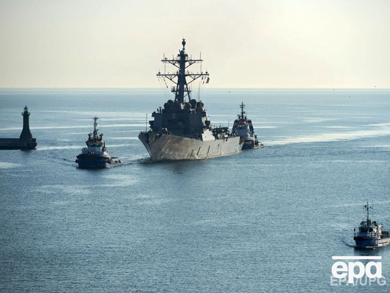 Самолеты приближались к "Дональду Куку" на расстояние немного более 20 м