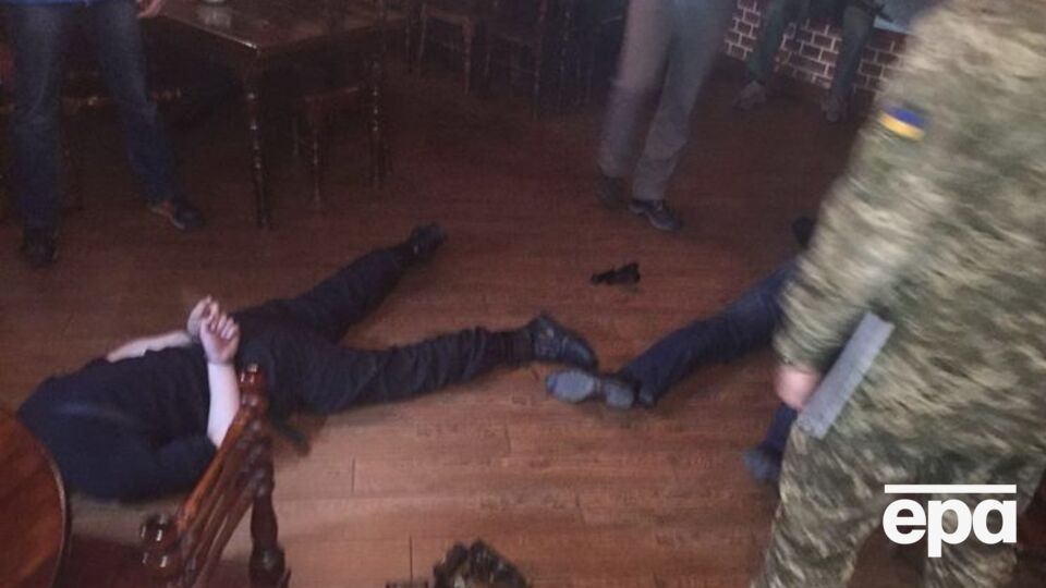 СБУ за взятку задержала двух спецназовцев полиции