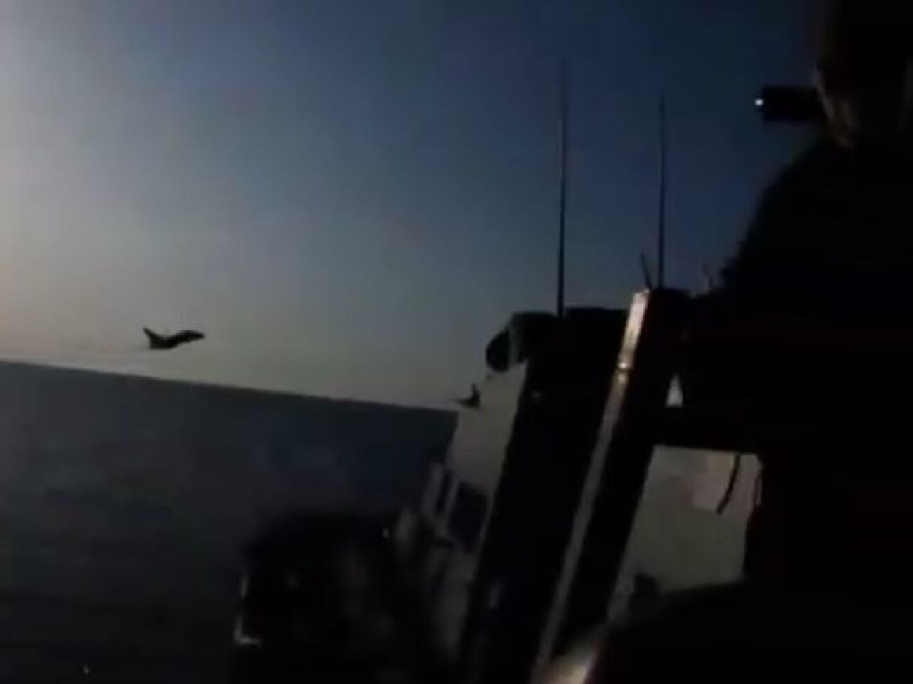 Российский Су-24 возле американского судна&nbsp;Donald Cook