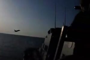 Российский Су-24 возле американского судна Donald Cook